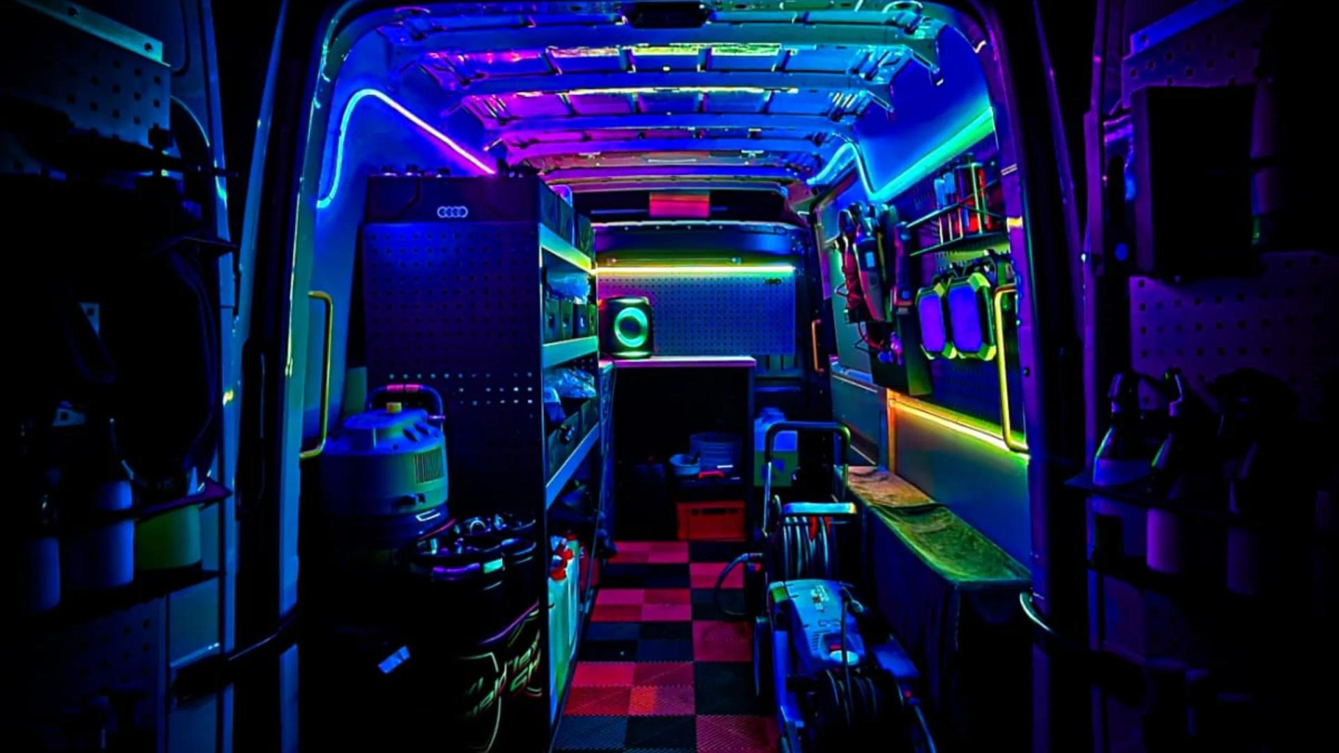 De ICO Washbus van binnen in sfeerverlichting